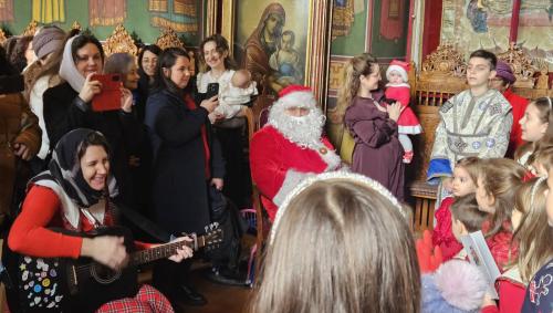 Copiii colinda in asteptarea Mosului