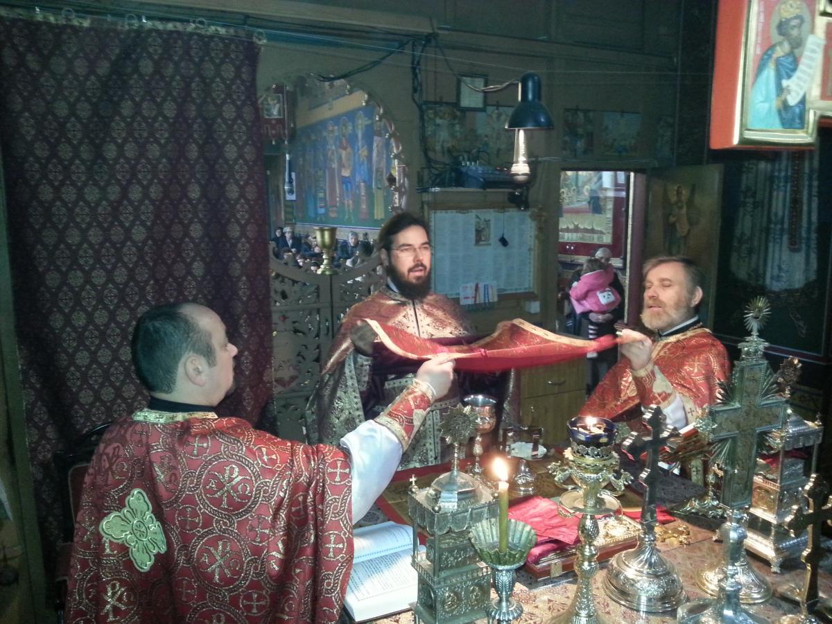 Slujind Sf. Liturghie