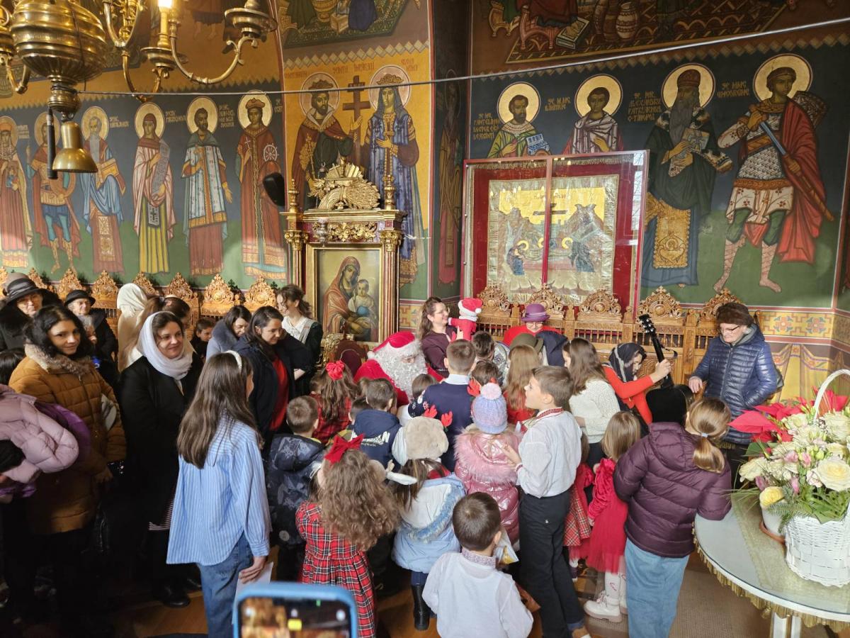 Copiii colinda in asteptarea Mosului