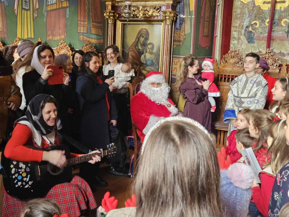 Copiii colinda in asteptarea Mosului